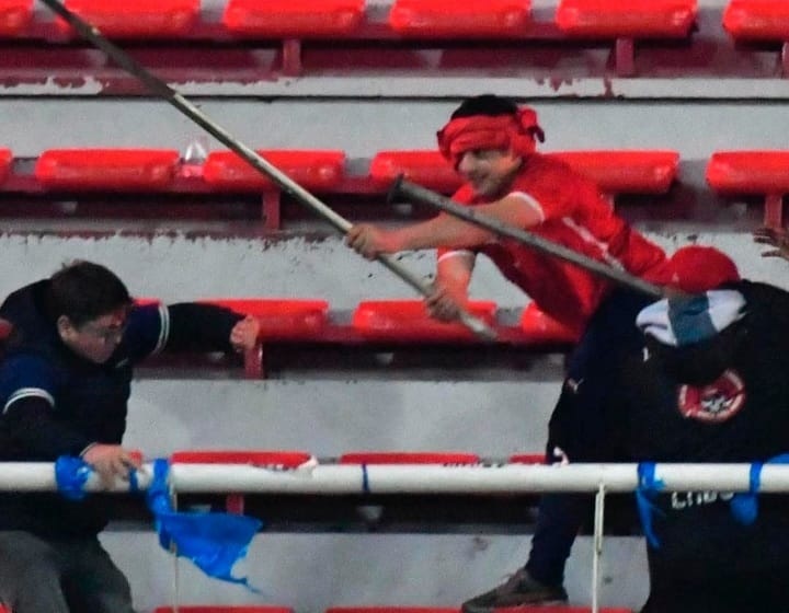 El Club Atlético Independiente, de Argentina, identificó y expulsó a 25 hinchas implicados en actos de violencia contra seguidores de la Universidad de Chile.