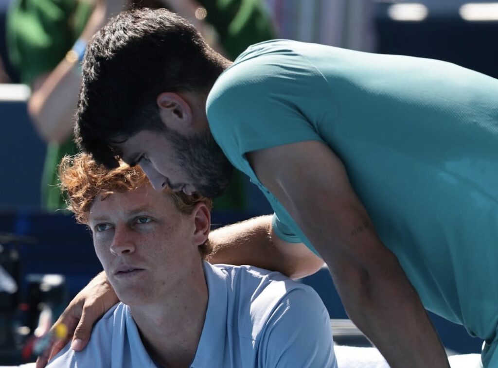 El español Carlos Alcaraz conquistó el torneo de Cincinnati tras la retirada del italiano Jannik Sinner