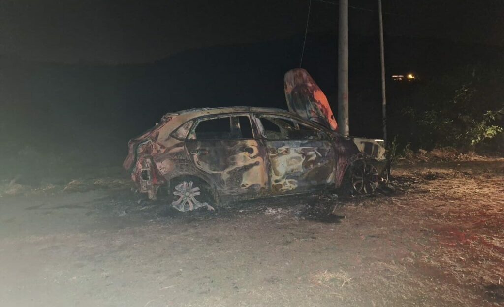 El vehículo quedó reducido a cenizas por lo que fue imposible conocer su procedencia.
