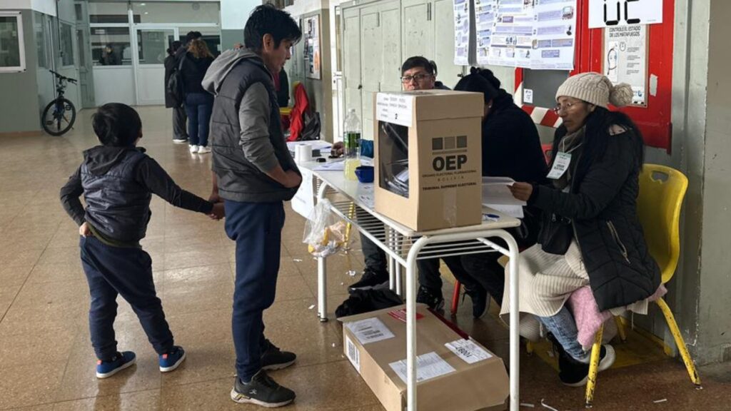 Elecciones presidenciales en Bolivia 2025: ciudadanos bolivianos esperan los resultados oficiales de los comicios. (TSE-Bolivia)