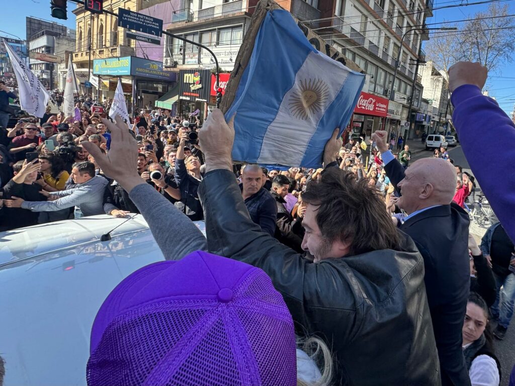 Caravana de Milei atacada con piedras: ¿quiénes están detrás del incidente?