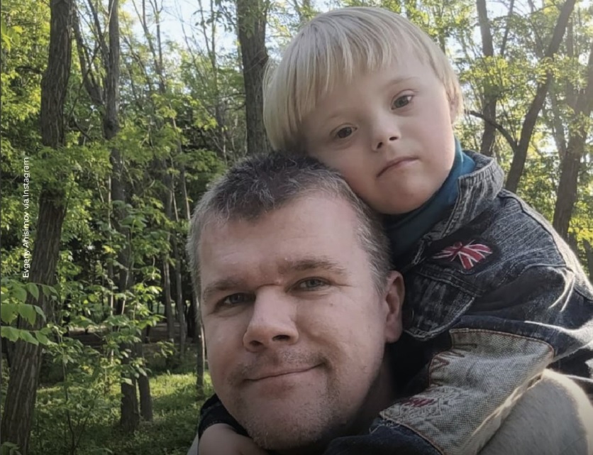 Evgeny Anisimov, un padre ruso, decidió criar solo a su hijo Mishka, diagnosticado con Síndrome de Down al nacer, tras la separación de su esposa,