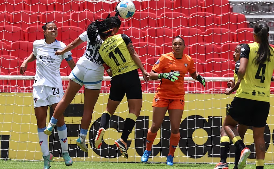 Dragonas IDV, LDU, Barcelona SC y U. Católica van por la final de la Superliga Femenina.