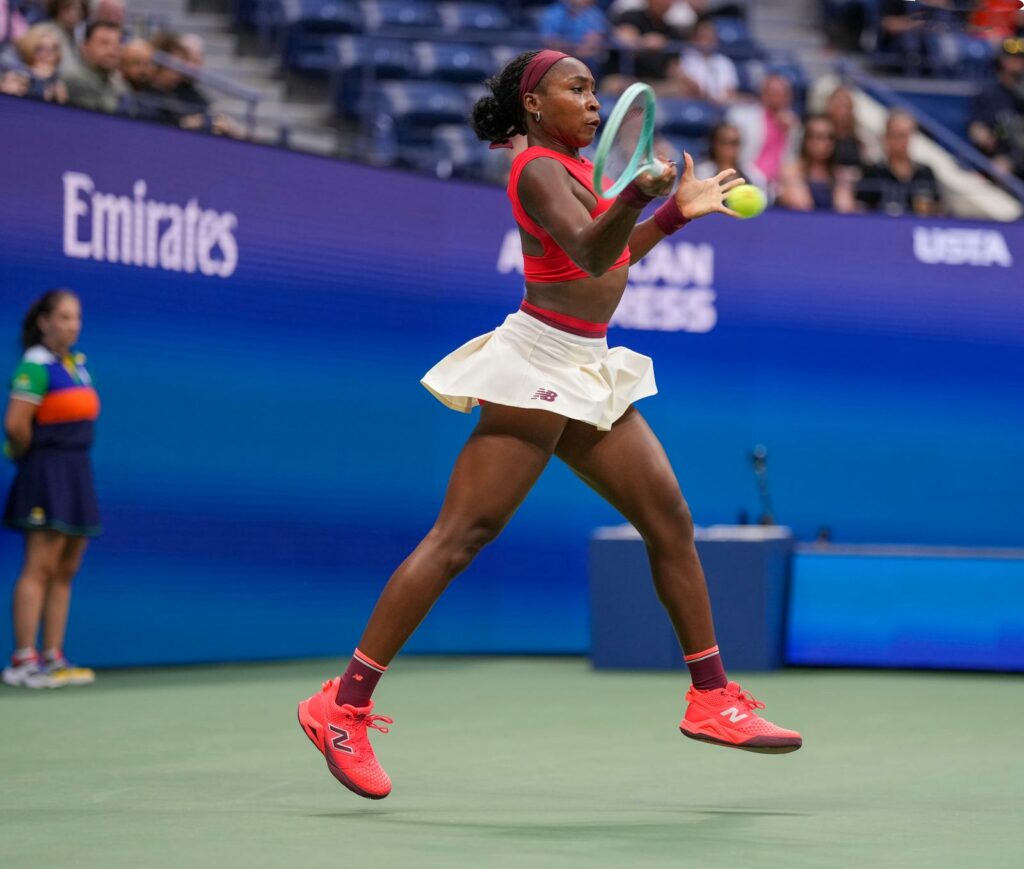 Gauff busca avanzar en el US Open ante Vekic tras ajustar su saque