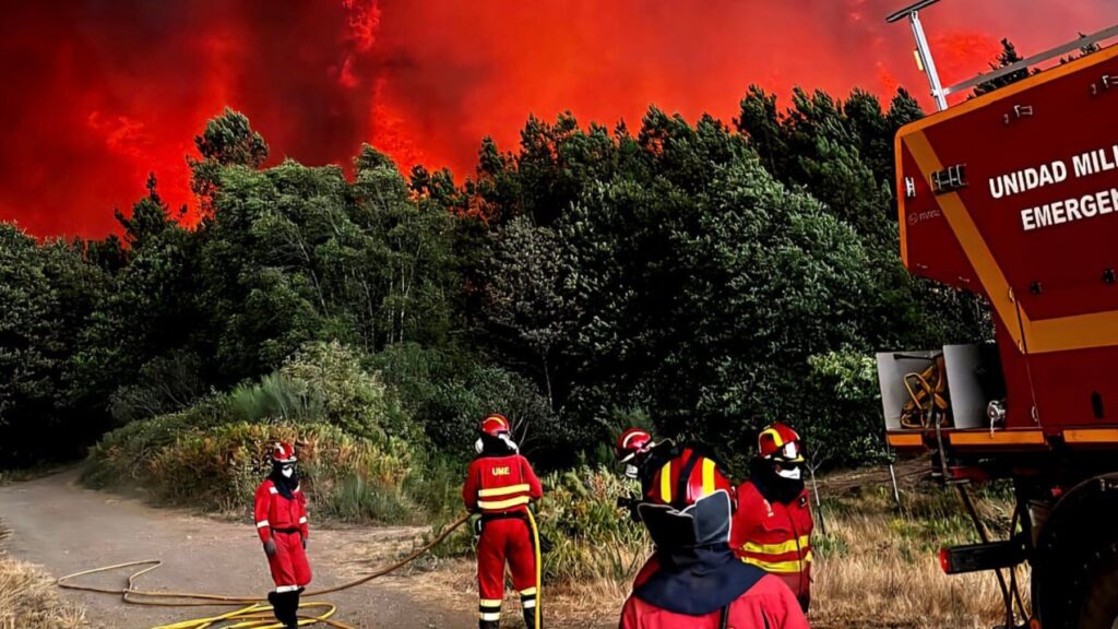 Incendios forestales en España obligan a evacuar 10 localidades en León; Pedro Sánchez, presidente del Gobierno, anuncia despliegue militar. (Ministerio de Defensa)