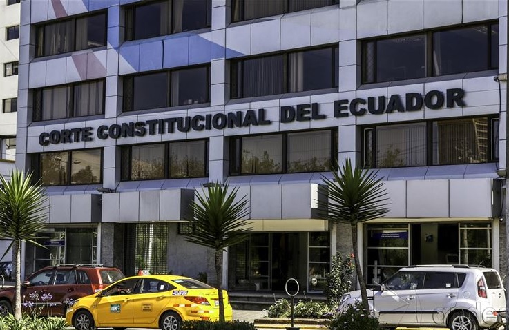 La Corte Constitucional, como máximo intérprete de la Carta Magna, tiene la responsabilidad de resolver si las normativas se ajustan al marco legal del país.