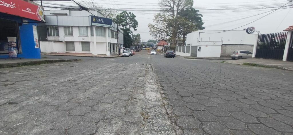 Municipio de Santo Domingo y vecinos debaten proyecto vial que conectará avenidas Chone y Quevedo