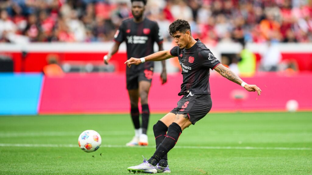 Piero Hincapié brilla en la derrota de Bayer Leverkusen ante Hoffenheim.