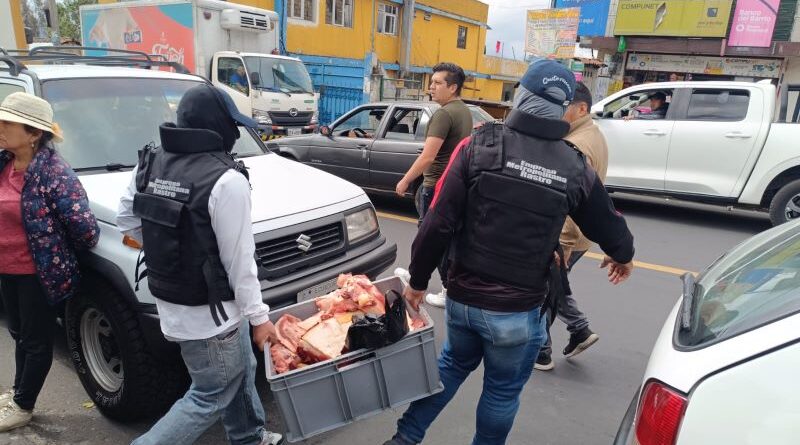 Quito decomisan 360 Kg. de carne y clausura camal clandestino en Guamaní