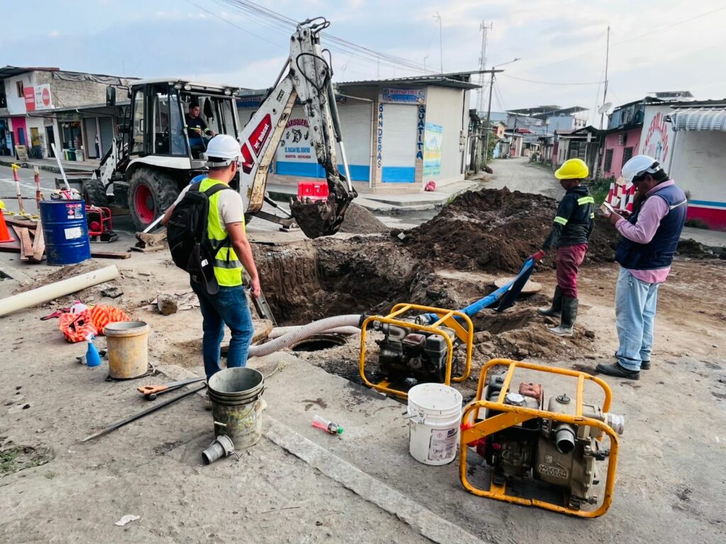 Retoman trabajos de alcantarillado en la calle Loja de La Concordia tras años de suspensión