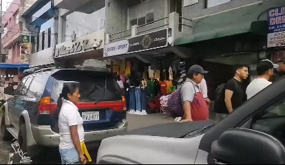 Santo Domingo comerciantes quedan sin poder vender porque autos bloquean sus puestos en la peatonal