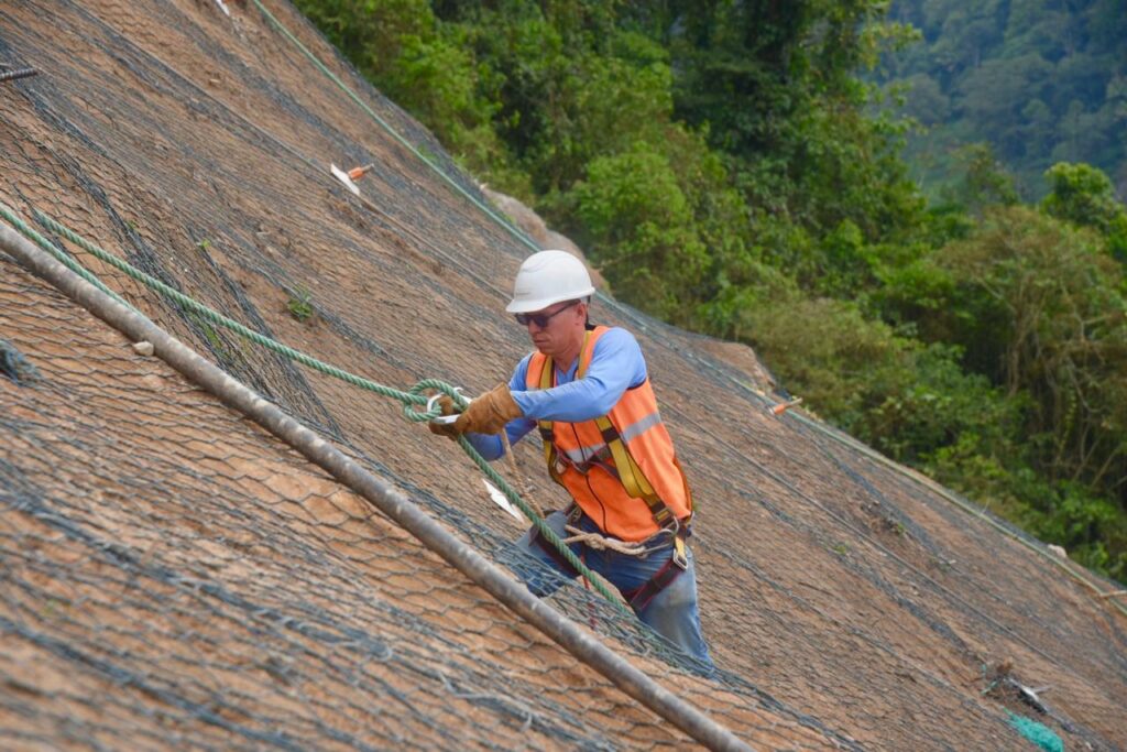 Trabajos de estabilización de talud en el km 83 de la vía Alóag-Santo Domingo alcanzan el 70 % de avance