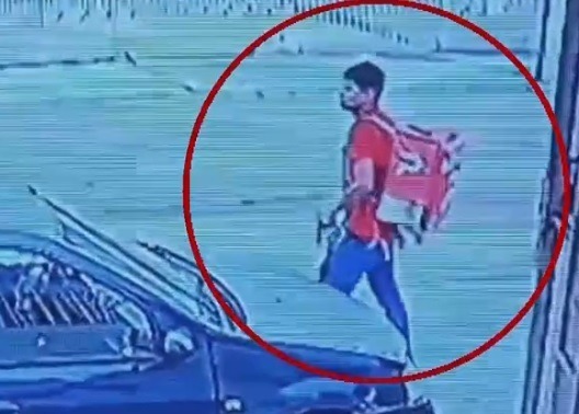 Una pareja resultó asaltada y agredida por dos delincuentes, uno disfrazado de repartidor de una empresa de motomandados,