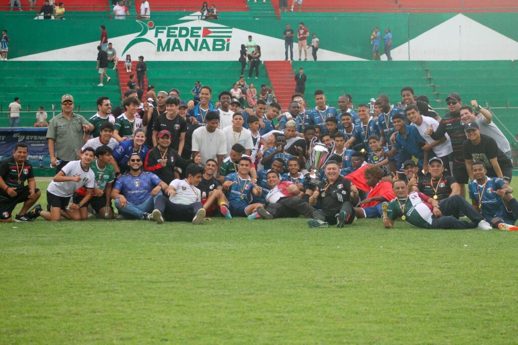 Juventud Italiana se impuso en penales a 11 de Mayo, en el estadio Reales Tamarindos de Portoviejo. FOTO: El Diario.