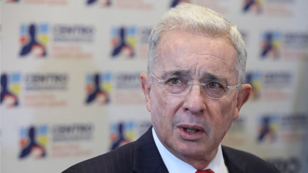 “Cada minuto lo dedicaré a luchar por la libertad”: Álvaro Uribe reaparece tras salir de prisión