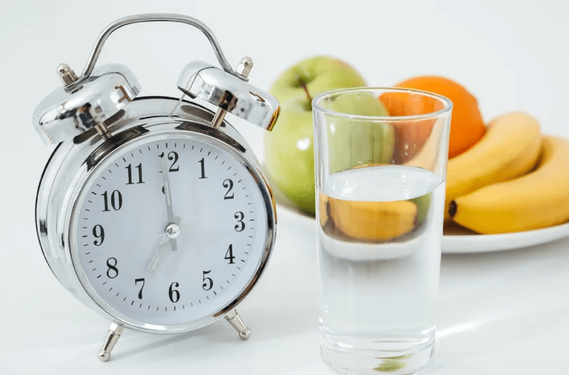¿Solo agua durante días? Esto debes saber antes de hacer un ayuno hídrico