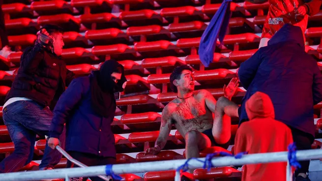 Los violentos enfrentamientos entre las barras del Independiente de Avellaneda y de la Universidad de Chile, ocurridos este miércoles, dejaron un saldo de decenas de heridos y detenidos.