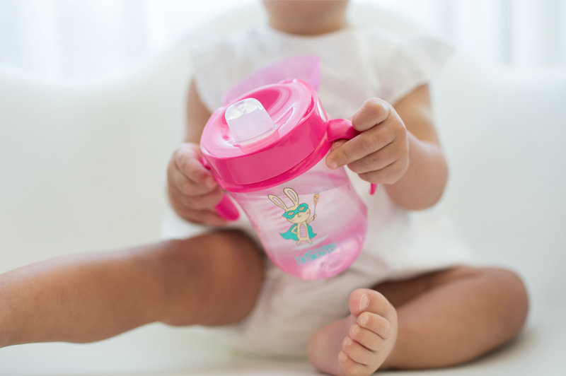 ¿Cómo quitarle el biberón a tu hijo sin que llore? Lo que dicen los expertos