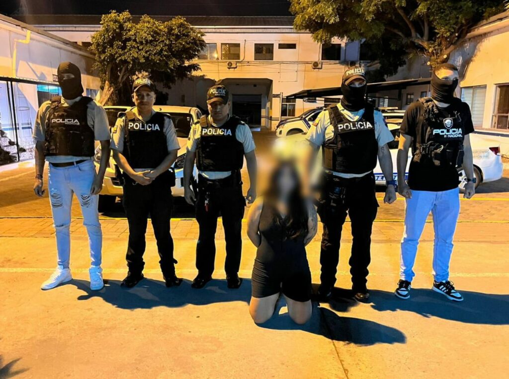 Una mujer detenida es acusada de pertenecer a una banda de extorsionadores.