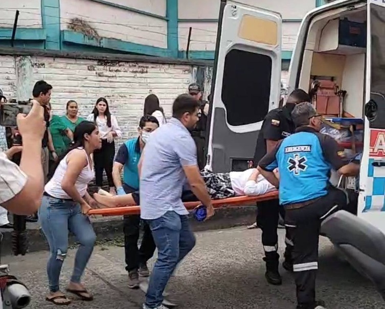 Terrible ataque armado frente a escuela en Babahoyo deja dos heridas y un joven fallecido