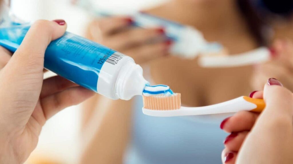 Fluoruro de estaño en pastas dentales: beneficios comprobados y posibles efectos adversos