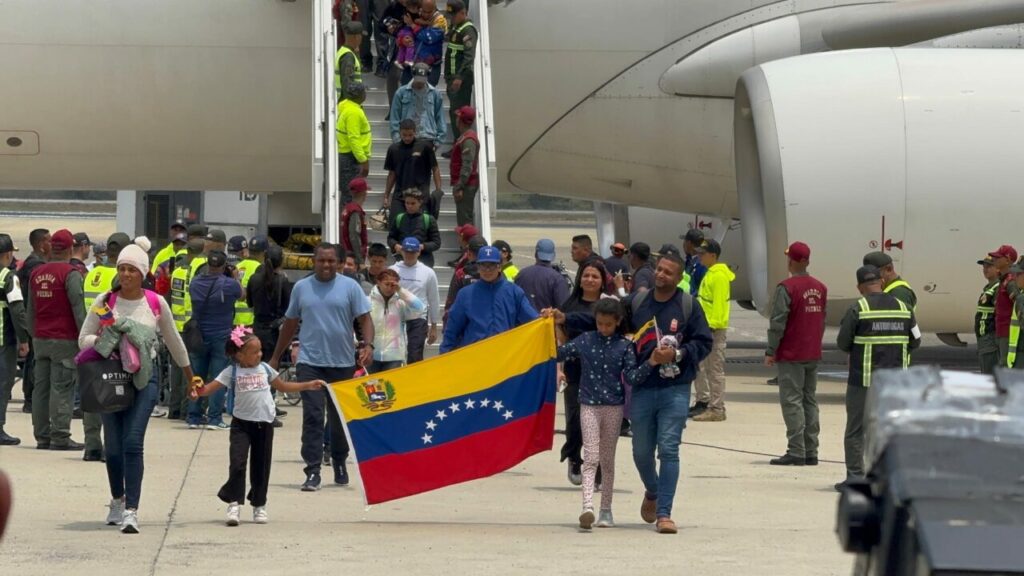 Seis menores entre los 194 migrantes retornados a Venezuela desde EE. UU., confirma Ministerio del Interior