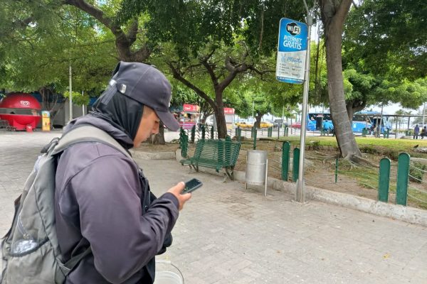 Luis Mendoza intentaba conectarse al Wi-Fi de Manta Digital, sin lograrlo. El servicio presenta fallas en la conexión.