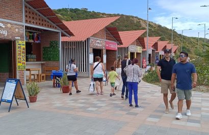 El malecón de San Mateo ha mejorado, pero comerciantes y cuidadores de carros aún enfrentan desafíos en su actividad.