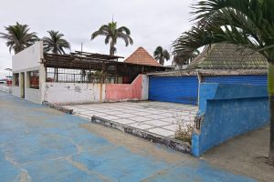 La falta de mantenimiento en el Malecón Escénico impacta negativamente en el turismo que llega a este lugar de Manta.