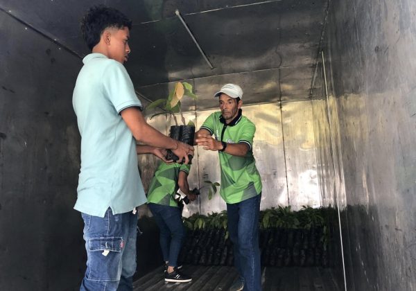 Los alumnos de la carrera de agronomía también brindan asistencia técnica a los agricultores de cacao.