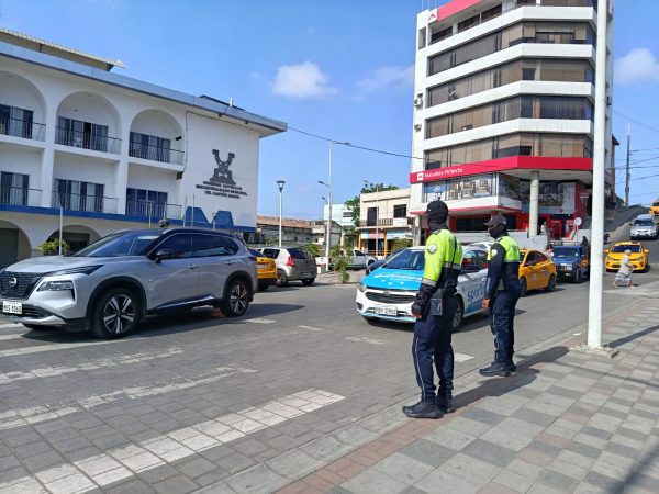 Los agentes municipales siguen operando, mientras la Agencia de Tránsito no atiende a usuarios.