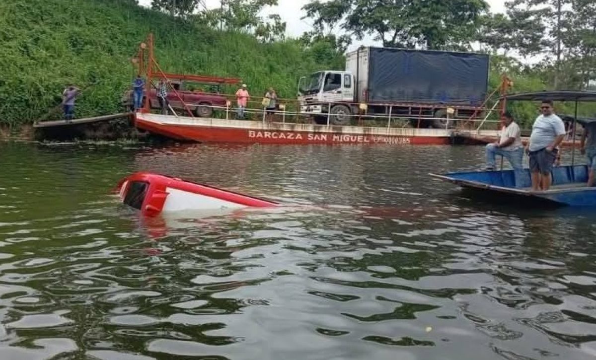 15 pasajeros, el chofer y el oficial de un bus se salvaron de morir luego que el micro se hundiera en la represa Daule-Peripa.