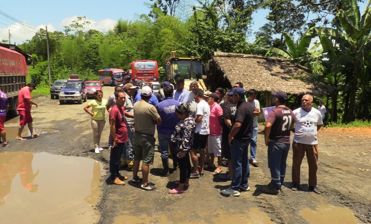 Mientras las lluvias disminuyen en Manabí, los trabajos de recuperación de vías continúan en varios puntos de la provincia.