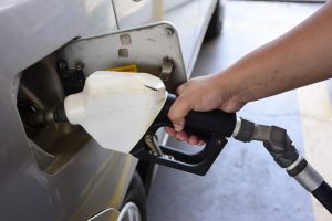 El precio de la gasolina varía el 12 de cada mes, de acuerdo al precio internacional del petróleo.