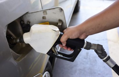 El precio de la gasolina varía el 12 de cada mes, de acuerdo al precio internacional del petróleo.
