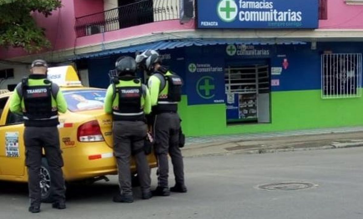 20210314125351_un-taxi-y-un-automa-vil-chocan-en-l