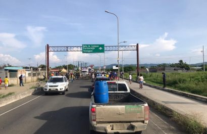 20210322031457_cierran-el-acceso-al-puente-los-car