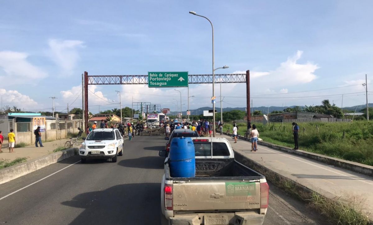 20210322031457_cierran-el-acceso-al-puente-los-car