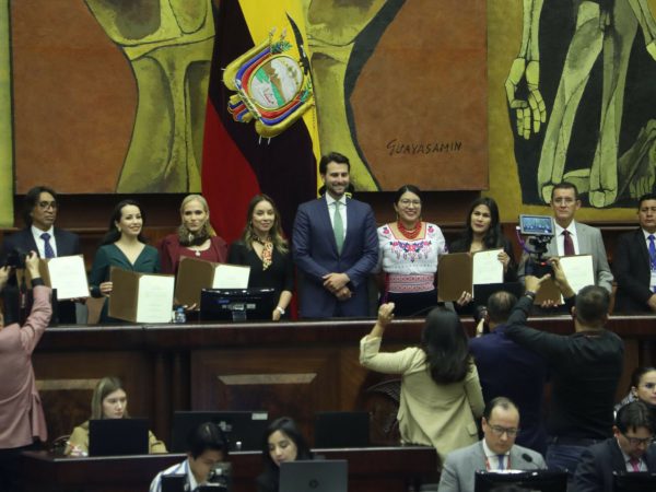 La posesión de los Parlamentarios Andinos por parte del Pleno de la Asamblea, en el Palacio Legislativo.