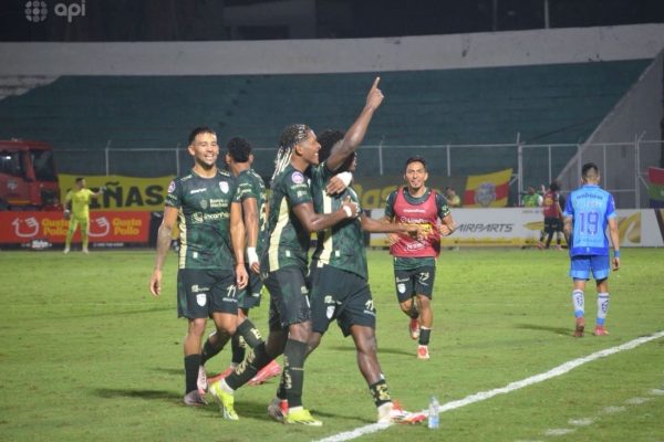 Jugadores de Orense SC celebran la victoria conseguida, en el estadio 9 de Mayo, ante Macará.