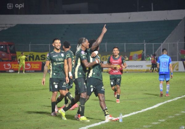 Jugadores de Orense SC celebran la victoria conseguida, en el estadio 9 de Mayo, ante Macará.