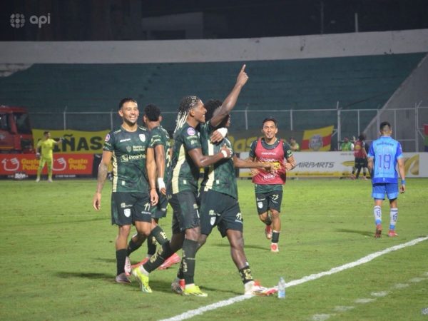Jugadores de Orense SC celebran la victoria conseguida, en el estadio 9 de Mayo, ante Macará.