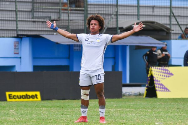 Erik Mendoza, autor de uno de los goles de Delfín.