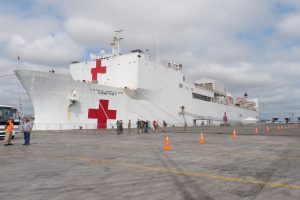 El buque hospital llegó el viernes a Manta