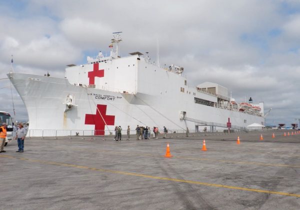El buque hospital llegó el viernes a Manta