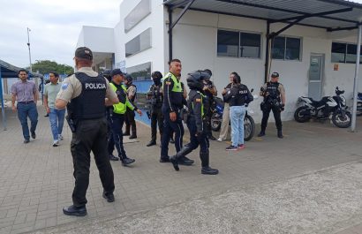 Mientras la Policía tomaba control de la Agencia de Tránsito de Manta, algunos agentes de tránsito llegaron a las oficinas de la institución, que estará intervenida durante dos años.