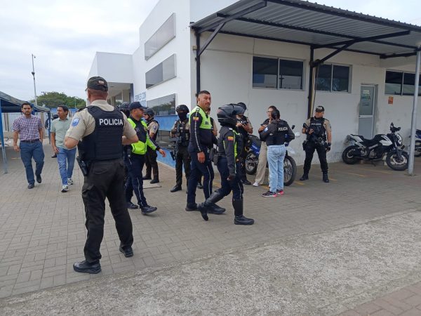 Mientras la Policía tomaba control de la Agencia de Tránsito de Manta, algunos agentes de tránsito llegaron a las oficinas de la institución, que estará intervenida durante dos años.