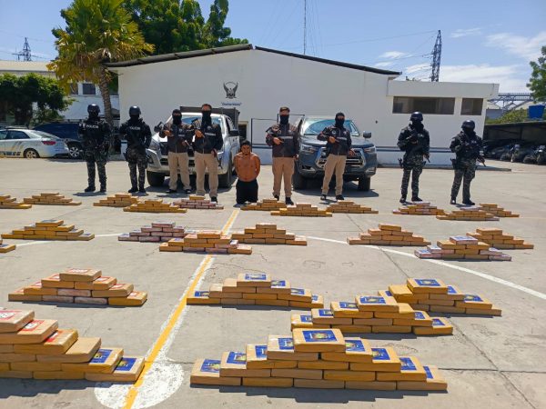 Policía decomisó un cargamento de cocaína en una finca de la zona rural de Manta.