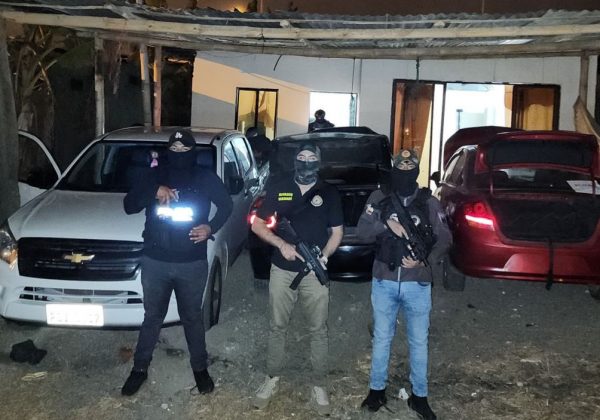 En los tres carros incautados por la Policia se halló evidencias de un asesinato.