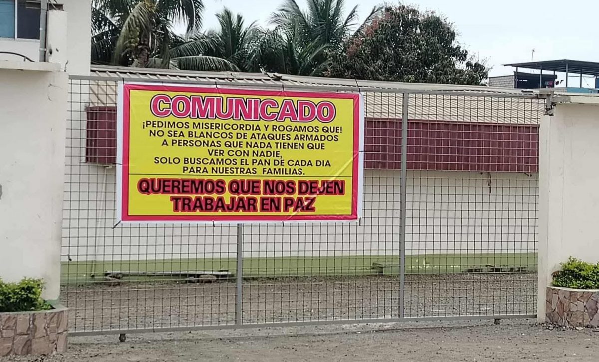 Con un cartel piden el cese al fuego en El Imperio y que los dejen trabajar.